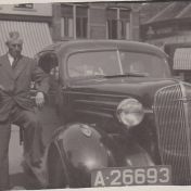Kenteken: A 26693; Lambertus Drenth, vertegenwoordiger van de NELF fabriek naast de Chevrolet, 1937 foto: J. Karst