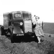Kenteken: A 38699; Dina Smid naast de Commer vrachtwagen, foto: J. Smits