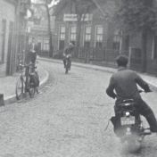 Kenteken: A 27396; DKW, Winschoten, Engelsestraat, foto: still uit de film "Winschoten, Koopstad van het Oldambt en Westerwolde", 1937-1939 coll. GrA (2209-20766)