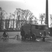 Kenteken: A 25181; Ford V8, Lodewijkstraat, J. Boon en T. Heikens, foto: archief Gemeentereiniging (1475)
