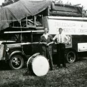 Kenteken: A 9715; Fargo,  Bode Kajuiter brengt de Jeugdclubs van de NH gemeente naar Appelscha, foto: archief W. Mollema