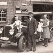 Kenteken: A 4711; Bij de Chrysler, v.l.n.r. zoon Koos,  J. K.  van der Molen, dochter Anna en Annie van der Molen, 't Zandt ca. 1929, foto: B. van Dam; Fotograaf: W. F. Pastoor