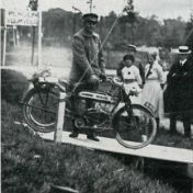 Kenteken: A 976; Dirk Herman Reinders met zijn Douglas motor, uitsnede foto H. Schuuring