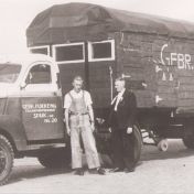Kenteken: A 16738; GMC truck uit de dump met veeoplegger en daarin zitplaatsen voor de veehandelaren, foto: B. Flikkema