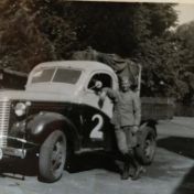 Kenteken: A 19494; Kornelis de Vries naast de Chevrolet, mobilisatie 1939, foto: W. de Vries