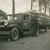 Kenteken: A 19192; Rieks Danhof naast de Dodge, foto: J. Smits