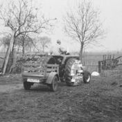 Kenteken: A 39494; Mc Cormick tractor bij de boerderij van Tilma, foto: still uit de film "Boerderij, ploegen e.d. onbekend", 1950-1954, coll. GrA (2209-1075)