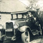 Kenteken: A 12219; Kasper Kaspers (?) bij de Chevrolet, foto: Streekhistorisch Centrum Stadskanaal (18294)