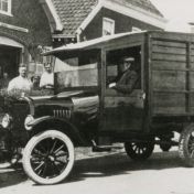 Kenteken: A 8211; Ford bij de afslag naar No. Dertien, foto: collectie Veenkoloniaal Museum (VM 6.1.8 Om 116)