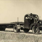 Kenteken: A 28096; GMC, met, v.l.n.r. Jan Timmer en Job de Ruiter, Lellensterweg, Stedum, ca. 1948, foto: via Stichting Historie Stedum; Fotograaf: Jan Timmer