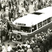 Kenteken: A 30622; Kromhout bus bij de opening van de busdienst naar de Hoogte, Bedumerweg, 31-07-1950, foto: uitsnede 2248-1080; Fotograaf: Fotobedrijf Piet Boonstra