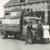 Kenteken: A 24353; Dodge, v.l.n.r. Albert Ploeger, Frits Nap en onbekende vrouw, foto: collectie Veenkoloniaal Museum (Bo Ve 25)