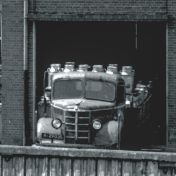 Kenteken: A 29035; Bedford vrachtwagen beladen met melkbussen bij melkfabriek de Ommelanden, foto: uitsnede 2248-5330.jpg; Fotograaf: Fotobedrijf Piet Boonstra