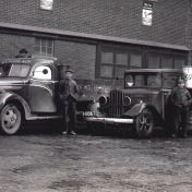 Kenteken: A 6559; Chevrolet met verduisterde koplampen en Gortim houtgasgenerator, links Piet Burema, rechts Harm Wiering naast de Diamond T, ca. 1942, foto: collectie G. Moorlach, Gemeente Het Hogeland