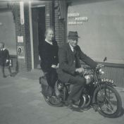 Kenteken: A 24149; Jacobus Egbert Haak op de Simplex motor, Stadskanaal, foto: B. Haak