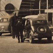 Kenteken: A 3217; Fiat Topolino, Groningen, Stadspark, 1948, uitsnede foto Dagblad van het Noorden; Fotograaf: Folkers, E.