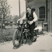 Kenteken: A 22486; Ties van der Lei op de Gazelle motor van zijn vader Johannes, Leens, ca. 1950, foto: J. F. E. van der Lei