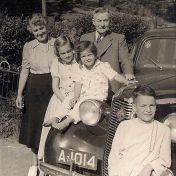 Kenteken: A 1014; Vauxhall, Noordwijk aan Zee, 1953, v.l.n.r.  Gree Nagel - Medema, Hendrik Nagel op/tegen de wagen Marleentje Nagel; Froukje Nagel en Ernst Johan Nagel, foto: E.J. Nagel