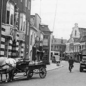 Kenteken: A 18632; Ford, Marktstraat Delfzijl, ca. 1946, foto: H Riepma