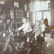 Kenteken: A 4474; Indian motor met daarop vermoedelijk de kinderen van Ferdinand Herman Kramer in de motorenwinkel van Pieter Been, Poelestraat 27, Groningen, ca. 1924, foto: J. E. Kramer