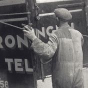 Kenteken: A 18558; Ford, foto: still uit de film "Scenario 10: o.a. verhuizing", Gerard A.B. Frinking, 1940-1949, , coll. GrA (2209-AV22373)