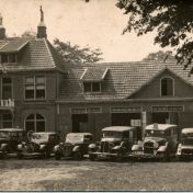 Kenteken: A 3215; Job de Boer's autobedrijf in Zuidlaren in de oorlogsjaren, foto via <a href='https://www.facebook.com/photo/?fbid=2655666834571201&set=gm.1108935393114527&idorvanity=801045750570161' target='_blank'>facebook Drentse Nummerborden</a>