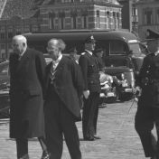 Kenteken: A 32706; De Ford Custom bij het politieafscheid van burgemeester Cort van der Linden, Groningen, Ossenmarkt, 01-06-1951, foto: uitsnede 2248-1988; Fotograaf: Fotobedrijf Piet Boonstra