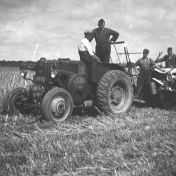 Kenteken: A 26318; Lanz, foto: <a href='http://historie-bellingwedde.realsite.nl/foto-s/foto-s-wedde-en-wedderveer' target='_blank'>fotowerkgroep Wedde en Wedderveer</a>