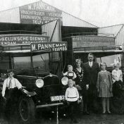Kenteken: A 10820; Ford vrachtwagen met M. Panneman, vrouw en kinderen, foto: H E Boonstra