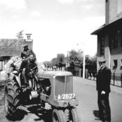 Kenteken: A 2627; Allis Chalmers tractor, Knijpslaan, Hoogezand, rechts Piet Smit, op de trekker diens zoon Mulder-Smit, ca. 1950, foto: <a href='https://tinyurl.com/48atrj7p' target='_blank'>Historisch Archief Midden-Groningen</a>