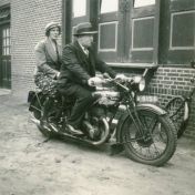 Kenteken: A 8156; Norg, K. Zeeven en echtgenote A. Medendorp op de Ariël, 1934, foto: L. Weidgraaf