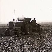 Kenteken: A 48930; Renault, foto: Still uit GAVA-film AV2303