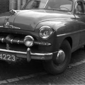 Kenteken: A 4223; Ongeval Ford Vedette, Beilerstraat/Zuidersingel Assen 14-11-1949, foto: L. Huizinga