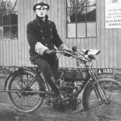 Kenteken: A 1685; De Marne, Kruisweg: fotograaf Jacob Molenhuis poseert op zijn FN motor voor de werkplaats van rijwielreparateur Garmt Molenhuis, ca. 1920 (818-8132)