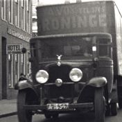 Kenteken: A 18547; Chevrolet, foto: still uit "Verkeersfilm", C. van der Mei, 1934, coll. GrA (2209-0176)