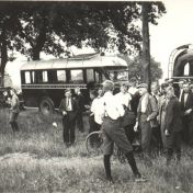 Kenteken: A 10771; Pauze tijdens de reis, ca. 1930, foto: Historische Vereniging gemeente Bedum (180507)