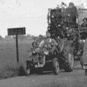Kenteken: A 16409; Versierde Fordson tractor ter gelegenheid van het schooljubileum in Ezinge, 1950, foto: uitsnede 2248-1204; Fotograaf: Fotobedrijf Piet Boonstra