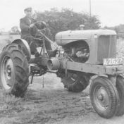 Kenteken: A 2627; Jan Braam op de Allis Chalmers aan de Verlengde Hoofdstraat, ca. 1950, foto: <a href='http://tinyurl.com/45hfmskt' target='_blank'>Historisch Archief Midden-Groningen</a>