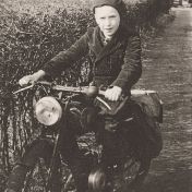 Kenteken: A 45800; Gouke Wijbenga op de DKW motor, Zwaagwesteinde, foto: <a href='https://www.facebook.com/groups/2275997442617224/' target='_blank'>facebook De Westereen Toen</a>