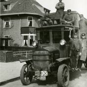 Kenteken: A 6969; Groningen, Oranjesingel 7 : DAAG vuilniswagen van de gemeentereiniging, 1933 (1785-4442)