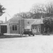 Kenteken: A 11706; Ford,  Vrachtwagen banketfabriek Albatros, collectie Harry Zwerver, Gemeente Eemsmond