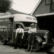 Kenteken: A 19316; Dodge met Duintjer Turfgasgenerator, foto uit archief Duintjer en zonen (1958-133)