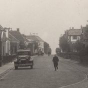 Kenteken: A 18851; Ford, Hoofdstraat Oostwolde 1935, foto: uitsnede 1986-14492.jpg