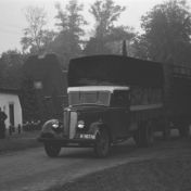 Kenteken: A 16116; Dodge, Zuidlaren, foto: still uit de film "Zuidlaardermarkt", C.R. Tiddens, 1939, coll. GrA (2209-AV7603)