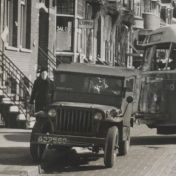 Kenteken: A 27560; Willys Jeep, 1950, foto: uitsnede foto archief Dagblad van het Noorden (AW 2024-242_654-91); Fotograaf: Folkers, E.