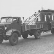 Kenteken: A 34663; Karrier, Groningen, Friesestraatweg: de laatste tram wordt weggebracht naar Kostverloren, 1950 (1785-19098)
