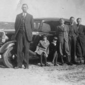 Kenteken: A 5877; Jan Pieter Huizinga met zijn 3 kinderen (de 3 in het midden) naast de Ford, ca. 1936, foto: H. Kolhorn-Gorzeman