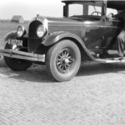Kenteken: A 10734; K. H. Mollema met de Chrysler op weg naar Wieringerwerf, foto: <a href='https://www.wieringermeer.nl/cgi-bin/beeldbank.pl?ident=0283&search=oldenhove&veld=all&inword=1&bool=and&display=gallery&istart=1' target='_blank'>Beeldbank Genootschap Wieringemeer</a>