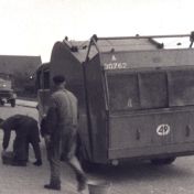Kenteken: A 30762; Ford V8, foto: still uit de film "De Groningsche reinigingsdienst, voorheen en thans" , C.R. Tiddens, 1936-1949, coll. GrA (2209-AV0061)