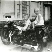 Kenteken: A 24919; Royal Enfield, Groningen, Verlengde Lodewijkstraat 28, foto: schenking W. J. Nieboer